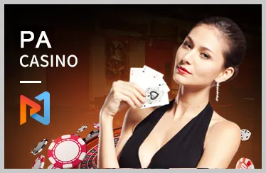 Vận động viên quần vợt đang giao bóng trên sân đất nện